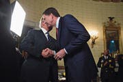 Anfang Jahr: Präsident Donald Trump schüttelt James Comey, damals noch FBI-Chef, die Hand. (Bild: Andrew Harrer/EPA (Washington, 22. Januar 2017))