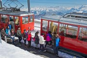 Ferienregionen, die auch auf Gäste aus fernen Ländern setzen, schauen optimistisch auf die kommende Wintersaison. Auf dem Bild besteigt eine asiatische Reisegruppe die Zahnradbahn der Rigi-Bahnen. (Archivbild Dominik Wunderli)