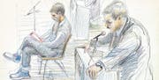 Der so genannte Todespfleger (links) und sein Verteidiger – gezeichnet während des Prozesses, der im Januar 2005 aufgrund des grossen Publikumsinteresses im Gemeindezentrum Gersag in Emmenbrücke stattfand. (Bild: Keystone)