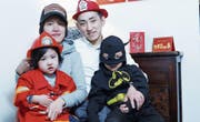 Familie Lee nimmt das erste Mal an der Zuger Fasnacht teil. Dazu gehört die passende Verkleidung. (Bild: Werner Schelbert (Walchwil, 8. Februar 2018))