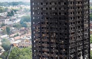 Feuerwehrmänner untersuchen die Fassade des komplett zerstörten Hochhauses. (Bild: Frank Augstein/AP (15. Juni 2017, London))