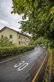 Die Sagenmattstrasse soll ab diesem Sommer nur noch von Anwohnern und Zulieferern befahren werden dürfen. (Bild Pius Amrein)