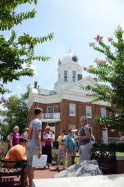 Literarische Spurensuche: Touristen besuchen in Monroeville (Alabama) Schauplätze des Romans «Wer die Nachtigall stört» von Harper Lee. (Bild: AP/Andrea Mabry)