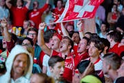 Bald hallt es wieder durch die Strassen und Wohnzimmer: «Hopp Schwiiz, hopp Schwiiz!» (Bild: Archiv Neue LZ / Pius Amrein)