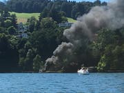 Das Boot steht in Brand. (Bild Boris Macek / Radio Pilatus)
