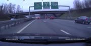 Anfang 2014 liess ein spektakulärer Unfall die Nachfrage in die Höhe schnellen. Auf der A 1 hatte ein Lastwagen mit einem geladenen Bagger eine Brücke gerammt. Kurz darauf war im Internet ein Dashcam-Video der Kollision aufgetaucht. (Bild: Screenshot Youtube)