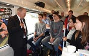 Emmer Sekundarklasse gewinnt den ersten Preis in einem schweizweiten Filmwettbewerb. Bundesrat Johann Schneider-Amman begleitete die Klasse am 20.11.2017 auf ihrem Weg nach Zürich im VIP-Zug. (Bild: Heinz Schürmann)