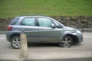 Eine Urner Autofahrerin prallte heute Morgen in Gurtnellen in das Geländer auf der rechten Strassenseite. (Bild: pd)