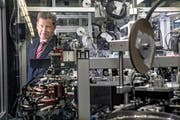 Hans-Rudolf Schurter (67) im Herzstück der Schurter AG in Luzern: der Produktion von elektronischen Sicherungen. Bild: Nadia Schärli (Luzern, 26. Oktober 2016)