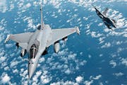 epa05027387 (FILE) A file handout photograph issued by the French Ministry of Defense 31 March 2011 showing French Rafale fighter jets in flight, at an undisclosed location, 29 March 2011. The French Air Force on 15 November 2015 launched a massive campaign of airstrikes against the Islamic State in its stronghold of al-Raqqa in Syria, the French news agency AFP reports, citing the Defence Ministry. The airstrikes come after at least 132 people were killed and some 350 injured in the terror attacks which targeted the Bataclan concert hall, the Stade de France national sports stadium, and several restaurants and bars in Paris on 13 November. Authorities believe that three coordinated teams of terrorists armed with rifles and explosive vests carried out the attacks, which the Islamic State (IS) extremist group has claimed responsibility for. EPA/AMBOISE/ECPAD/SIRPA AIR/HANDOUT HANDOUT EDITORIAL USE ONLY/NO SALES *** Local Caption *** 02663381 (Bild: AMBOISE/ECPAD/SIRPA AIR/HANDOUT (EPA ECPAD/SIRPA AIR))