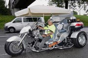 Erregt Aufsehen: Thomas Egli von Roadconsult in seinem Trike. (Bild Werner Schelbert)