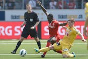 Der FC Luzern und der FC Thun trennten sich in einer hart umkämpften Partie 1:1-Unentschieden. (Bild: Peter Schneider / Keystone)