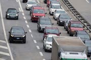 Stau, soweit das Auge reicht. Dieses Bild dürfte am kommenden Wochenende viele Reisende am Gotthard erwarten. (Bild: Keystone)