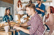 Nur bei professionell betriebenen WLAN-Netzwerken müssen die Internetnutzer identifiziert werden. (Bild: Getty)