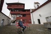 Der Luzerner Kantonsarchäologe Jürg Manser in der Johanniterkommende Hohenrain: Auch von hier durchgeführten Grabungen fehlen die Dokumentationen. (Bild: Eveline Beerkircher (1. März 2017))