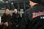 Künftig sollen Personen, die Probleme im öffentlichen Raum – hier am Bahnhof Luzern – bereiten, weggewiesen werden können. (Bild Chris Iseli/Neue LZ)