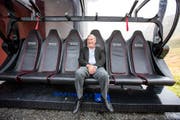 Investor Samih Sawiris sitzt auf einem Sessellift anlässlich des Baustarts der zweiten Bahn Oberalppass-Calmut im Herbst 2015. (Bild: Keystone)