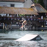 Die Sprünge der Wakeboarder auf der Reuss begeisterten das Publikum. (Bild: Manuala Jans / Neue LZ)