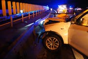 Das Auto weist nach dem Unfall einen Totalschaden auf, die Leitplanke wurde ebenfalls stark beschädigt. (Bild: Zuger Polizei (Cham, 12. Februar 2018))