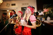 Frecher Jodel: «Wicki's und die starken Frauen» sprücheln im Restaurant Wyhof in Sursee. (Bild Manuela Jans/Neue LZ)