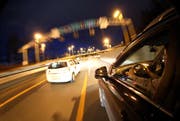 Symbolbild eines Rasers auf der Autobahn. (Bild: Archiv Neue LZ)