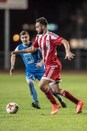 Sarnens Tiago Lopes (rechts) vor dem Hergiswiler Devin Arnold am Ball. (Bild: Nadia Schärli (Sarnen, 4. November 2017))