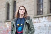 Hazel Brugger mit ihrem übergrossen «Emotions-Pulli für Emos»: eine Grösse, geschlechtsneutral. (Bild: Boris Bürgisser / Neue LZ)