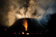 «Als wärs de Tüüfu!» Der Köhler Martin Wicki im Rauch auf dem Meiler beim Festklopfen der «Löschi». (Bild: Simon Meyer)