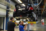 Die Kantonspolizei Schwyz kontrolliert ein getuntes Auto. (Bild: pd)