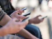 Wer viel im Internet surft, aber wenig telefoniert, kommt gemäss Tarifvergleich mit einem Abo von Aldi Mobile am günstigsten. (Symbolbild) (Bild: KEYSTONE/CHRISTIAN BEUTLER)