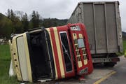 Beim Unfall kippte der Lastwagen um. (Bild: Luzerner Polizei)