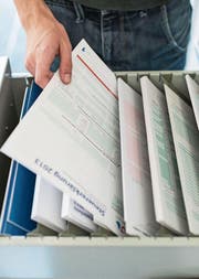 Derzeit müssen alle Steuerzahler jährlich eine Steuererklärung ausfüllen. (Bild: Christian Beutler/Keystone)