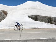 Freie Fahrt über den Gotthard nicht nur für Velofahrer: Am Sonntag wird die Passstrasse nach der Winterpause wieder für den Verkehr freigegeben. (Archivbild) (Bild: KEYSTONE/GAETAN BALLY)