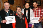 Die Preisträger (von links): Werner und Margit von Rotz-Durrer, Janine und Thomas Omlin-Kayser. (Bild: Bea Zai)