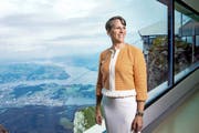 US-Botschafterin Suzi LeVine hoch oben auf dem Pilatus.