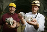 Die Strahler Franz Stalder, links, und Roland Furrer zeigen die Kristalle aus dem Hubelmatt-Tunnel. (Bild Chris Iseli/Neue LZ)