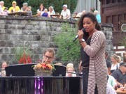 Fabienne Müller musiziert gemeinsam mit Eliane Müller (am Klavier). (Bild: Leserbild Josef Müller)