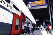 Der Interregio von Zürich nach Luzern hält im Bahnhof Zug. (Symbolbild) (Bild: Werner Schelbert (10. Juli 2017, Zug))