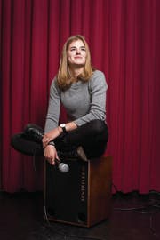 Aileen Röösli studiert ihre Songs auch zu Hause ein. (Bild: Maria Schmid (Rotkreuz, 15. November 2017))
