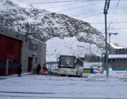 Bei einem Wendemanöver in der Nähe des Bahnhofs Andermatt touchierte ein Car einen Fahrleitungsmasten. (Bild: Kantonspolizei Uri)