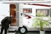Wohnmobile mit üblicher Grösse könnten auf den eigenen Parkplätzen abgestellt werden. Das Abstellen eines Wohnmobils mit lastwagenähnlichem Erscheinungsbild sei jedoch nicht mehr zonenkonform, hält das Gericht fest (Symolbild). (Bild: Peter Klaunzer / Keystone)