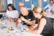 In Kursen werden Lehrerinnen und Lehrern zur Zeit in der ganzen Schweiz die Experimente im zweiten Nanokoffer vorgestellt. (Bild: PD)