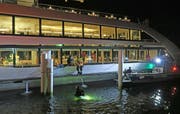 Taucher untersuchen auf der Backbordseite den Schiffsrumpf. (Bild: Robert Bachmann (Kehrsiten, 8. Dezember 2017))