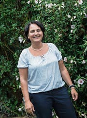 Judith Suppiger (43) in ihrem Garten. (Bild: Nadia Schärli (Emmen, 11. August 2017))