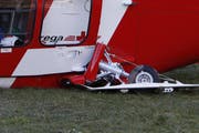 Das beschädigte Fahrwerk des Gebirgshelikopters. (Bild: Geri Holdener / bote.ch)