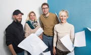 Gestaltung: Sven Gallinelli (Zweiter von rechts, Leiter) mit seinem Team (von links): Oliver Marx (Leiter Infografik), Daniela Bürgi (Leiterin Seitenproduktion) und Lene Horn (Leiterin Fototeam) (Bild: Eveline Beerkircher)