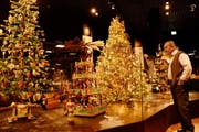 Funkeln und Glitzern im Überfluss. Alfred Dünnenberger zeigt seine Sammlung an historischem Weihnachtsschmuck im Museum Burg Zug zum ersten Mal der Öffentlichkeit. (Bild: Andreas Faessler / Neue ZZ)