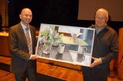 Hugo Steiner, links, übergibt Reto Müller ein Bild der Schwyzer Künstlerin Ulli Baumgartl (Bild: PD)