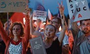Proteste gegen die Reformgesetze der Regierung vor dem Gerichtsgebäude in Krakau. (Bild: Artur Widak/Getty (24. Juli 2017))