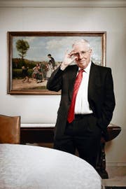 Alt Bundesrat Christoph Blocher vor einem seiner Gemälde von Albert Anker. (Bild: Keystone/Christian Schnur)